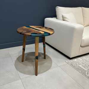 Tables uniques en résine et en bois combinant du bois naturel avec de la résine transparente, faites à la main, durables, élégantes et fonctionnelles, parfaites pour la pièce - Product Image 1