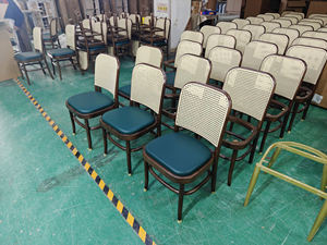 Silla de comedor de restaurante de cuero con marco de madera con diseño ergonómico para cafeterías y hoteles - Product Image 4