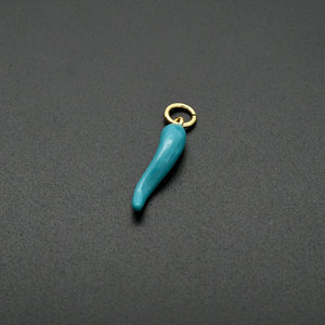Colgante de cobre chapado en oro con esmalte arcoíris en forma de chile para mujer y niña - Product Image 5