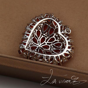 จี้รูปหัวใจประดับพลอยแกรนเนตและแซฟไฟร์สังเคราะห์สีขาว รุ่นวินเทจ คันทราคัทซีรีส์ ทำจากเงินแท้ 925 - Product Image 4