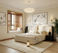 Lit plateforme extra-large moderne en velours de luxe italien avec accents dorés, idéal pour les chambres de villa