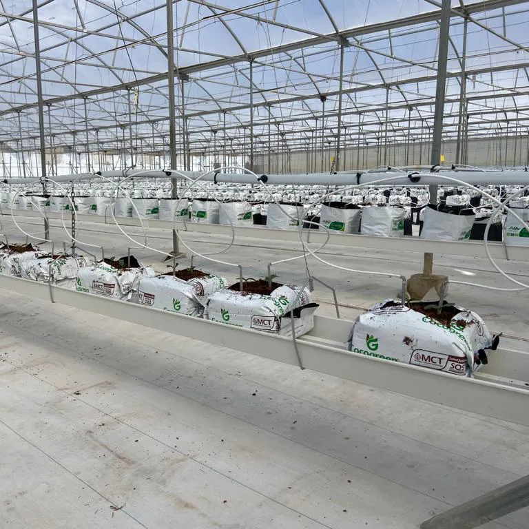 Gewächshaus hydro ponik PVC-Substrat rinne Anbaus ystem Vertikale Hydrokultur rinne mit Metalls tützen für Erdbeeren
