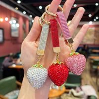 En gros, Porte-clés et breloque de sac en strass en forme de boule de fraise mignonne et scintillante, petit cadeau pour femmes, pour sac à main et clés de voiture