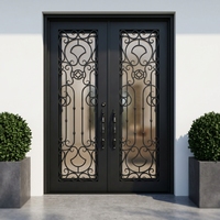 Portes doubles blanches élégantes d'accents de fer noir avec la spirale complexe et les conceptions florales pour une entrée renversante