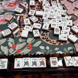 Tuiles de Mahjong de luxe rouges vintage en marbre, peintes à la main, motif chiot, transparentes, pour jeu à 4 joueurs, style américain - Product Image 3