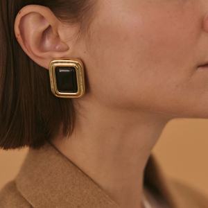 أقراط ضخمة هندسية من حجر العقيق الأسود الطبيعي المضاد للحساسية، مطلية بالذهب من الفولاذ المقاوم للصدأ - Product Image 3