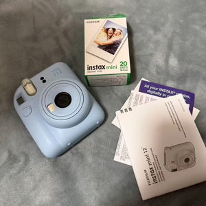 Appareil photo instantané Fujifilm Instax Mini 12 avec flash LED intégré, capteur CMOS 20MP, emplacement pour carte MicroSD, grand angle, en forme de bouton, fabriqué au Japon - Product Image 2