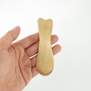 Herramienta GuaSha de Cobre en Forma de Pez, Certificada por la CE, para Raspado Corporal y Masajes para Aplicaciones Terapéuticas - Product Image 3