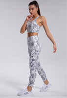 ملابس نسائية: حمالة صدر رياضية بطبعة جلد الثعبان مع جيوب للهاتف وبنطال ضيق بخصر مرتفع، طقم يوغا من قطعتين لملابس التمارين واللياقة البدنية في النادي الرياضي