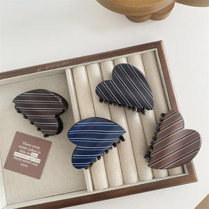 Vente en gros de pinces à cheveux vintage rayées marron 7CM, pinces à cheveux en forme de cœur imprimées, pinces à cheveux personnalisées pour femmes - Product Image 2