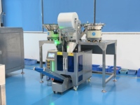 Machine automatique de comptage et d'emballage de pièces détachées avec quatre bacs vibrants pour vis, écrous, boulons et kits de fixation