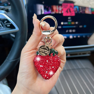 Nouveau type de porte-clés <span class=keywords><strong>fraise</strong></span> diamant en argile céramique, décoration de sac à la mode, pendentif brillant, porte-clés cadeau en gros - Product Image 2