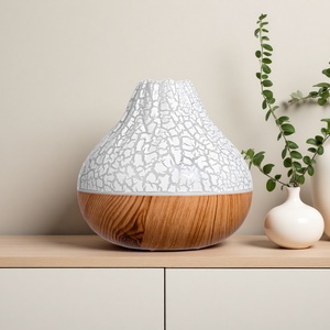 Diffuseur ultrasonique grain de bois 300 ml en gros, mini humidificateur d'air USB silencieux à 7 couleurs pour voiture, bureau et usage domestique - Product Image 1