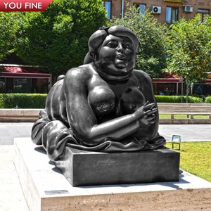 Sculpture YOUFINE en bronze style Botero, femme corpulente allongée, patine foncée antique, statue féminine voluptueuse pour cour de bâtiment - Product Image 6