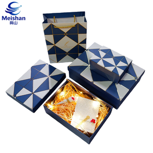 Elegancia Natural Meishan para Navidad, Caja de Cartón con Cierre Magnético y Diseño de Impresión en Seda, Regalo Navideño EcoChic - Product Image 1