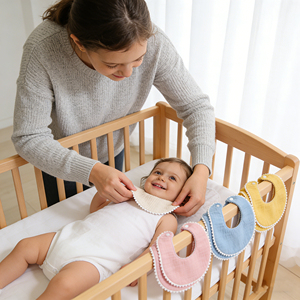 Nouveaux bavoirs pour bébé confortables et doux en mousseline en forme de U avec fermeture à bouton pour la bave et la dentition, disponibles en couleurs unies pratiques - Product Image 2
