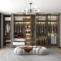 Armoires sur mesure de luxe léger pour salon, dressing intégral de la plinthe au plafond avec portes vitrées, éclairage LED et ottoman