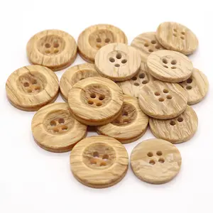 Fábrica al por mayor decorativo redondo de plástico de resina botones de camisa de costura respetuoso del medio ambiente 4 agujeros de madera marrón talla botones
