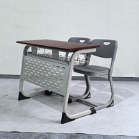 Meubles de classe en forme de C, tables et chaises pour élèves avec cadre métallique à face ouverte et finition imitation bois pour les niveaux primaire/moyen.