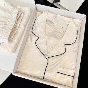 Ensemble de pyjama de luxe en soie glacée pour femme - Haut à manches courtes et short à col carré - <span class=keywords><strong>Origine</strong></span> Guangdong - Vente en gros - Product Image 1