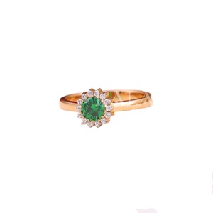 Bague élégante en or avec pierre verte et halo de diamants, bague de fiançailles de luxe pour femmes, bijoux en or élégants - Product Image 1