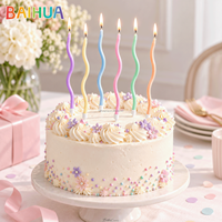 Lot de bougies de fête en gros : Bougies ondulées macaron arc-en-ciel, bougies gâteau crème, décorations florales violettes, impression de logo OEM personnalisée pour les fêtes