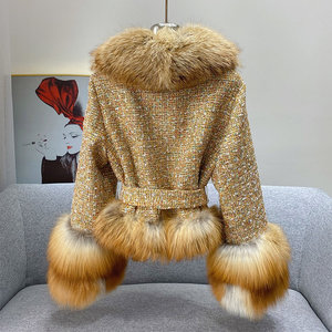 Cappotto da Donna in Misto Lana con Grande Collo e Polsini in Pelliccia di Volpe - Product Image 4