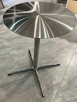 Table Ronde Moderne en Acier Inoxydable avec Quatre Pieds Robustes pour Cafés Tendance, Salons de Thé, Boutiques de Desserts, Réunions d'Affaires en Extérieur