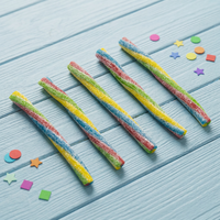 Cordon de réglisse torsadé fourré aux couleurs de l'arc-en-ciel, bonbons gélifiés moelleux et acidulés, vente en gros de confiseries