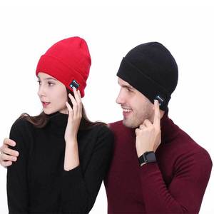 <span class=keywords><strong>Bonnet</strong></span> tricoté chaud d'hiver pour <span class=keywords><strong>casque</strong></span> sans fil V5.0 avec indicateur LED, bord plissé et logo personnalisé - Product Image 1