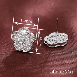 Eleganti Orecchini a Perno a Forma di Quadrifoglio, Gioielli Minimalisti di Lusso per Donna, Uso Quotidiano, Regalo Chic - Product Image 3