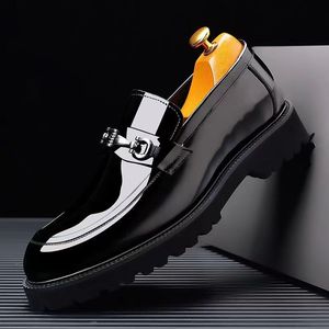 Mocasines de primavera para hombre de talla grande, transpirables, sin cordones, con punta redonda, estilo casual de negocios, con hebilla de caballo y detalles de costura. - Product Image 1
