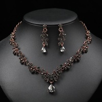 Ensemble de bijoux vintage européens et américains Chaîne de clavicule plaquée or avec collier de pierres précieuses en forme de feuille avec anneau en zircon