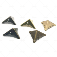 XIAOFEI Boîte triangulaire miniature en métal antique Protection d'angle Accessoires décoratifs
