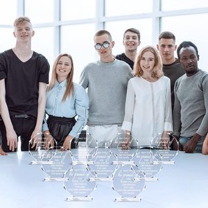 Decorazione acrilica all'ingrosso nome individuale personalizzato inciso trofeo premio in cristallo vuoto di alta qualità con regali Souvenir di base - Product Image 4