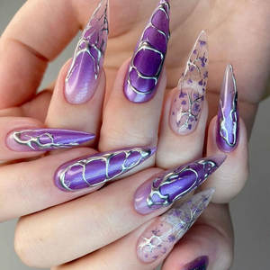 24 piezas de <span class=keywords><strong>uñas</strong></span> a presión de almendra púrpura y plata gótica con <span class=keywords><strong>flores</strong></span> <span class=keywords><strong>secas</strong></span> y diseños de líneas abstractas - Product Image 1