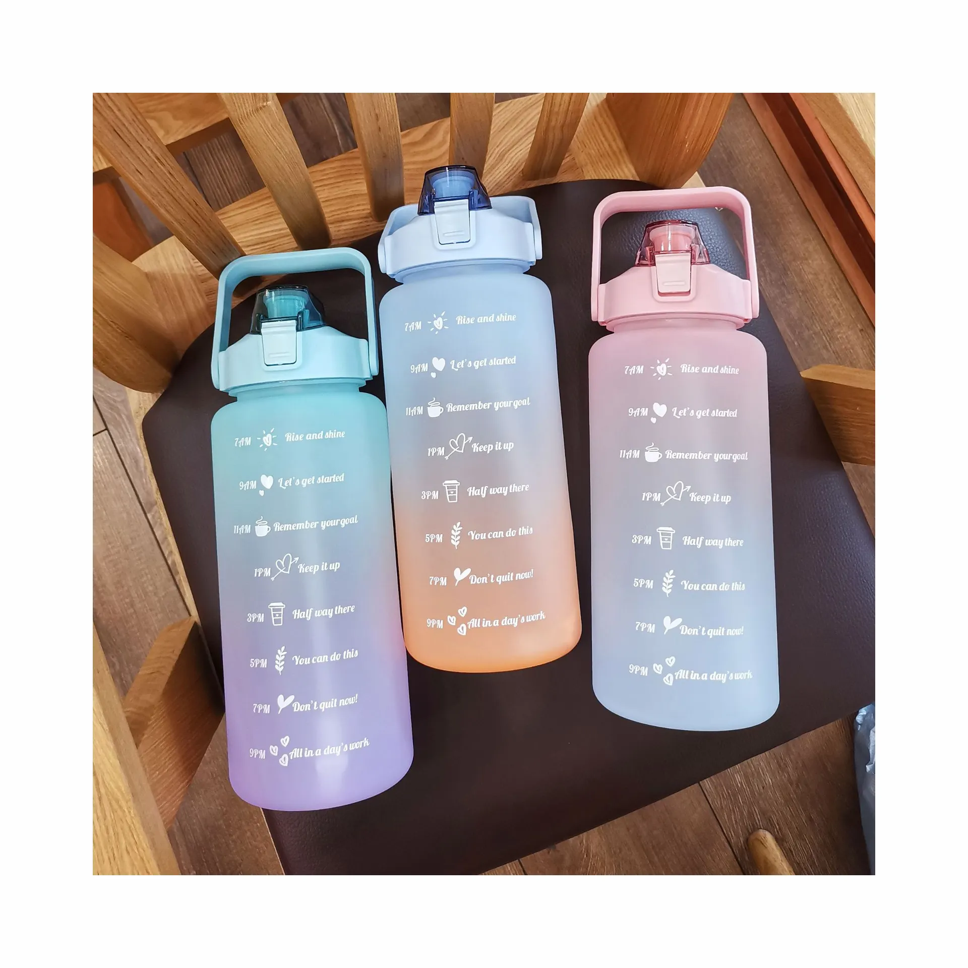 BPA ücretsiz özelleştirilmiş spor salonu su şişesi 2 litre yüksek kapasiteli açık sıçrama kapak taşınabilir motivasyonel özel su şişesi