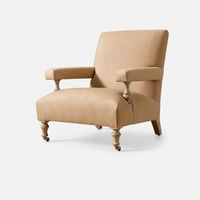 Fauteuil en cuir haut de gamme, confortable, avec dossier incliné et accoudoirs rembourrés, idéal pour suite d'hôtel de luxe