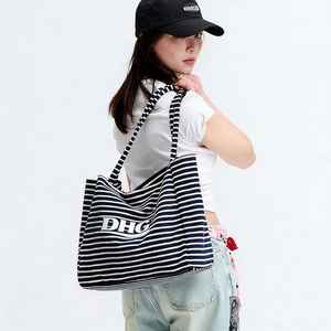 Sac fourre-tout de plage spacieux en tissu éponge rayé noir et blanc doux pour femmes, avec logo personnalisé - Product Image 1