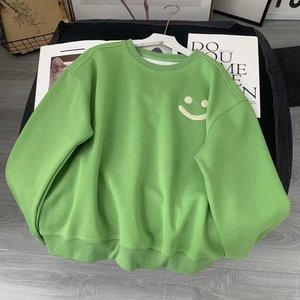 เสื้อฮู้ดผู้ชายแบบขายส่ง OEM ทรงโอเวอร์ไซส์ แต่งแพทช์เชนิลล์ ดีไซน์เรียบง่าย ย้อมสีพื้น ถักแบบคอกลม น้ำหนัก 350 กรัม สำหรับฤดูหนาว - Product Image 5