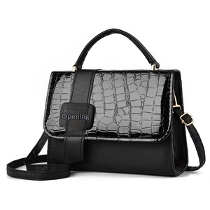 Sac de sport élégant en cuir brillant pour femme, sac à bandoulière, sac à main minimaliste avec sangle, sac à bandoulière élégant - Product Image 3
