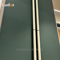 Dressing moderne de luxe sur mesure en cuir vert avec portes battantes et îlot central vitré pour villa résidentielle
