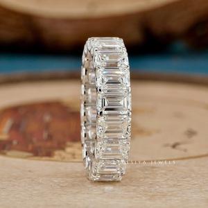 Anillo de diamantes de joyería fina sofisticada con piedra central de corte pera y banda cónica elegante para un estilo nupcial moderno. - Product Image 6