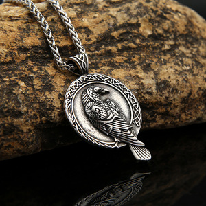 Yunnique – collier avec pendentif corbeau celtique en acier inoxydable, design animal unisexe, chaîne de 60cm, bijoux à la mode - Product Image 1