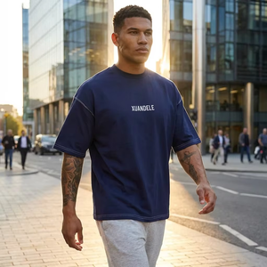 Camiseta Extra Grande de Alta Calidad, 250 g/m², 100% Algodón, con Logotipo Personalizado, Estilo Urbano Minimalista para Hombre, Color Azul Marino - Product Image 4