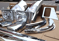 Kit de pièces de carrosserie chromées pour camion Isuzu NPR, comprenant les caches de phares, les garnitures de roue, la calandre et les coques de rétroviseurs.