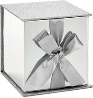 Boîte cadeau fermée avec ruban argenté, gaufrage et pelliculage mat pour mariages, fêtes et boutiques