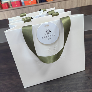 Sacs en papier blancs personnalisés, gaufrés, élégants, colorés, pour le shopping, sacs fourre-tout, emballages <span class=keywords><strong>de</strong></span> mode, sacs à <span class=keywords><strong>bijoux</strong></span> - Product Image 1