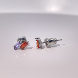 Pendientes de Botón Clásicos y Sencillos para Mujer, de Tianyu Gems, Chapados en Oro, con Circonita Cúbica en Corte Esmeralda, Color Morado y Rojo. - Product Image 5