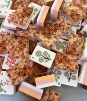 Vente en gros usine : Jeu de Mahjong américain en acrylique pour 4 joueurs, tuiles dorées et personnalisables en couleur, avec plateau de jeu peint